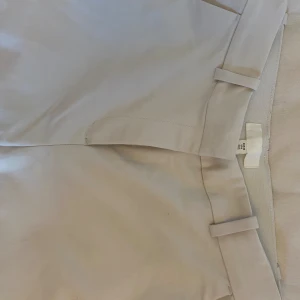 Chinos - Kräm vita chinos till dam. Stretchiga och sitter klockrent på. Normala i storleken