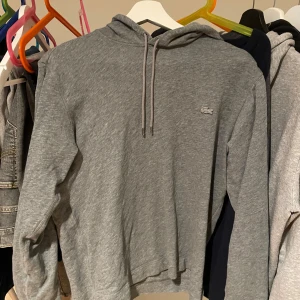 Lacoste hoodie  - Lacoste hoodie i grå färg. Storlek S. Nypris 1000kr. Tveka inte på att skriva vid funderingar.