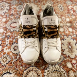 Valentino Skor - Hej! Säljer nu dessa Valentino skor, storlek 39, skicket bedömer vi är mycket bra, tveka inte på att höra av er vid frågor kring skorna! 