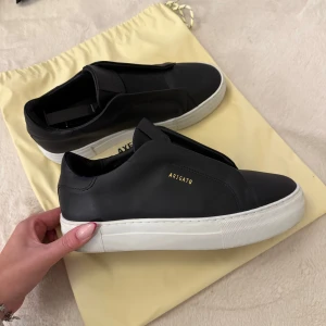 axel arigato skor  - intressekoll på mina axel arigato skor i storlek 38, endast använda några få gånger, säljer inte under 1499kr