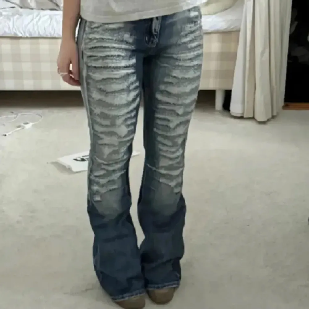 Skit snygga jaded london jeans. Bara använda ett fåtal gånger. Säljer dom eftersom att dom va lite för stora på mig💕 orginal pris 1250. Jeans & Byxor.