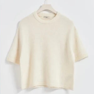 Stickad t-shirt  - Säljer denna jätte fina och mysiga stickade t-shirt. Säljer då den är lite för stor för mig. Den är bra skick men är lite nopprig💖skriv för mer frågor