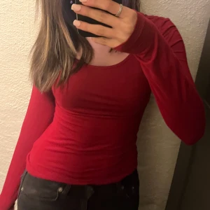 Figuranpassad tröja - Säljer min vinröda tröja som är figursydd och i nyskick, använd ett fåtal gånger. Nypris 90kr, mitt pris 40kr. Passa på att köpa💕⭐️