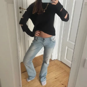  Lågmidjade jeans - Säljer mina super snygga lågmidjade bootcut jeans då dem är förstora på mig🩵 (bilden är lånad av hon jag köpte byxorna av)