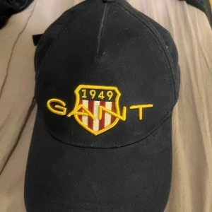 Keps - Gant keps använt skick.  Pris kan diskuteras eftersom ifall man vill har fler kepsar.Äkta keps 