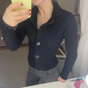 Stickad kofta - Nu säljs denna jätte sköna stickade koftan från STOCKH LM! Nypris 1399!  I mycket bra skick🥰🥰