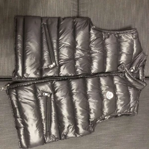 Moncler väst - Helt felfri svart moncler väst, fråga gärna om mer info eller mer bilder!