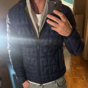 Woolrich Jacka - Jacka från Woolrich, ganska lätt och tunn. Superbra skick, inte använt så mycket. Köpt på Care Of Carl Skriv vid frågor!