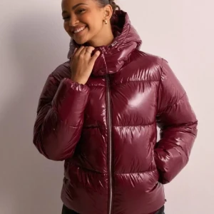 Nelly jacka - Slutsåld jacka från Nelly i vinröd helt oanvänd ❤️ lite större i storleken och väldigt varm