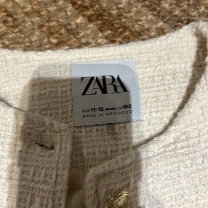 Zara broderad kofta  - jag säljer min supersnygga jacka/kofta från zara för att den kommer tyvärr ej till användning!🥰Den är använd två ggr❤️