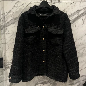 Svart jacka - Svart jacka med guldknappar från zara
