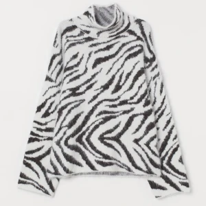 Zebramönstrad polotröja - Säljer en supercool zebramönstrad polotröja i svart och vit. Den är perfekt för hösten! Även slutsåld!!