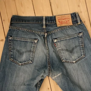 Levis 501 - Asfeta vintage Levis 501  Dom är lite uppsydda så dom e lite kortare Jätte fin wash och feta detaljer