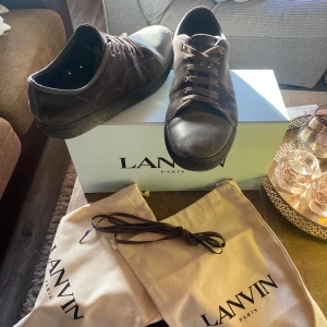 Lanvin 44 - Säljer nu ett par gråa lanvins i storlek 44 då jag är sugen på ett par nya skor. Dom är i bra skick förutom att cap tone har börjat tappa lite färg. Men för utom det har dom mycket kvar att ge. Undrar ni något så är det bara att skriva.  MVH/Felix