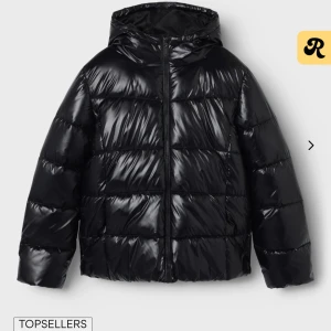 LMTD jacka - Jag tänkte sälja min nya vinterjacka då den var lite förstor för mig🩷 jag har aldrig använt den och jag köpte den från Plick av en tjej som inte heller har använt den. Jag kan absolut fixa egna bilder för den som vill ha.🩷