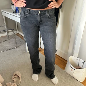 Snygga jeans - Säljer dessa så snygga jeans ifrån zara!! Hör av vid intresse💞💞