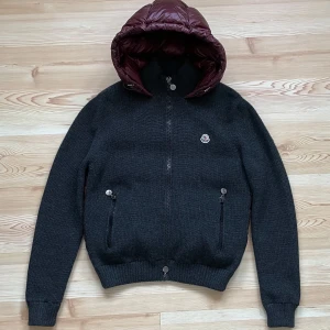 Moncler tricot cardigan - Grå/vinröd moncler maglione tricot cardigan i storlek M, inga defekter överhuvudtaget. Självklart äkta! skriv om du har några funderingar :)