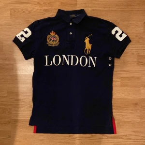 Ralph Lauren London Polo / Pike - !skicka bud för snabb affär! Ralph Lauren London piké, storlek S. Jätte bra skick utan hål eller märken. Skriv om ni undrar någonting 📲
