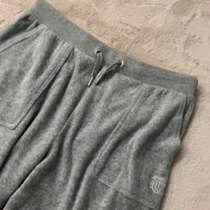 gråa juicy byxor  - juicy byxor i storlek 14/15 år, sitter som storlek S. finns inge fel på dem men! 💘 skriv om du har frågar 🩷