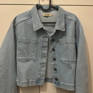 Jeansjacka - Jättefin ljus jeansjacka från nanso i storlek 36. Använd någon gång endast, för liten för mig.
