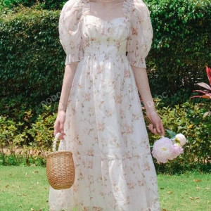 Blommig Klänning - Ny klänning som jag köpte, men den var för liten. Jag har aldrig använt den och kan tyvärr inte returnera den.