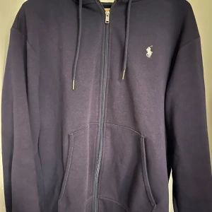 Ralph lauren zip-up - En stilren ralph lauren zip-up i nyskick!! Nypris ca 2300, mitt pris 700! Passar storlek M.
