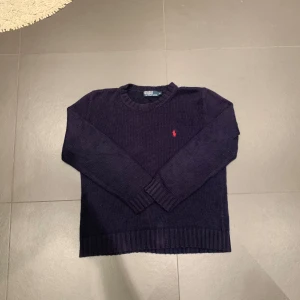 Ralph Lauren tröja - Stickad Ralph Lauren tröja i bra skick!  Har tecken på använding (är lite nopprig och har tappat pytte lite färg) men har tagits väl hand om!  Storlek: Står M men passar L 