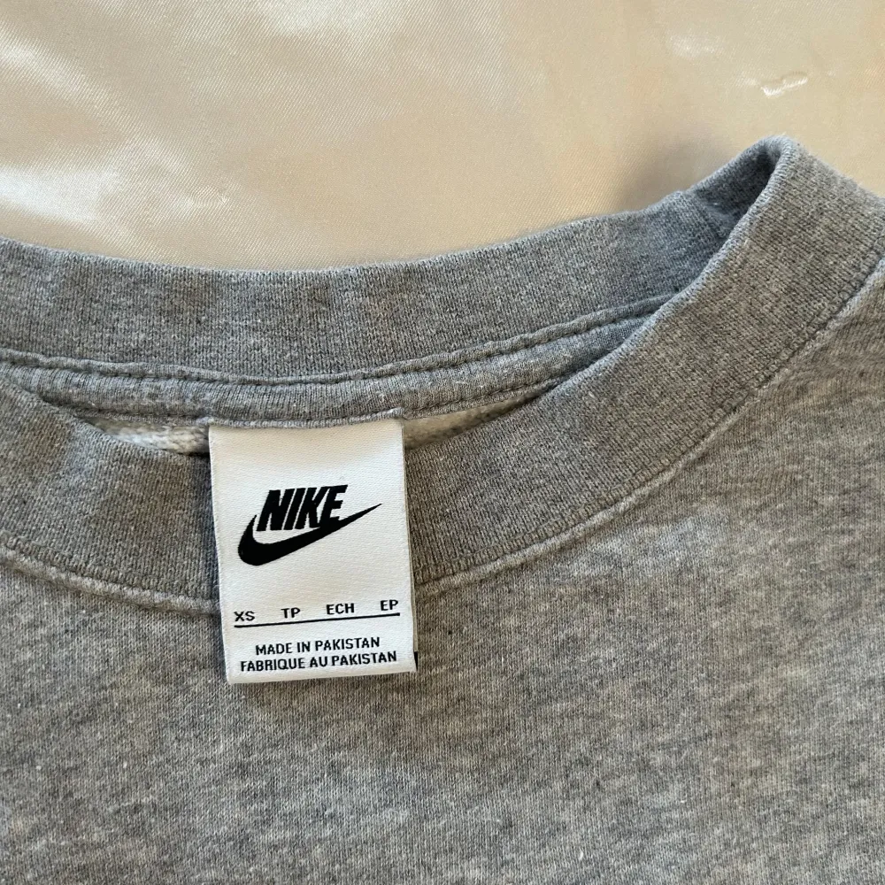 Säljer ett par grå mjukisbyxor med matchande tröja från Nike i storlek XS. Byxorna är superbekväma med elastisk midja och det klassiska Nike-loggan på sidan. Höger ben på byxan har en liten defekt som syns på bilden. . Jeans & Byxor.