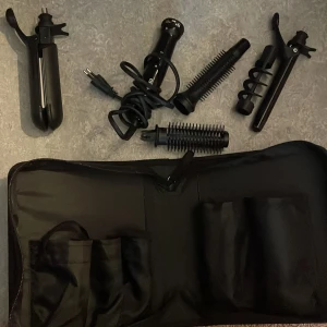 Remington hårset - Hårset med plattång, lockltång och anda borsthuvud. 👜Tillhörande väska kommer med. Hantaget har lång sladd, tre temperatur lägen och en låsningsfunktion!💆‍♀️💅Lite äldre men sparsamt använt.