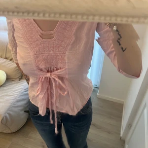 Ljusrosa blus - Detaljerad och midjesydd blus från Only. Blusen är i storlek 36 passar även 34 & 36 beroende på hur du vill att den ska sitta. Skicket är som nytt, och blusen är felfri och oanvänd. Kontakta mig för fler bilder eller frågor!☺️💗
