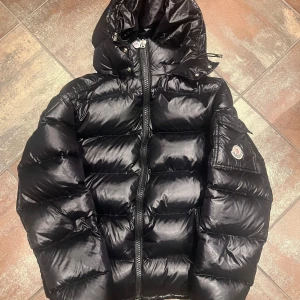 Moncler Maja  - Tja säljer nu min mencler Maja riktigt fet och är i perfekt skick den är i storlek 2 / M och mitt pris är 5999 och vid en snabb affär så kan jag gå ner lite
