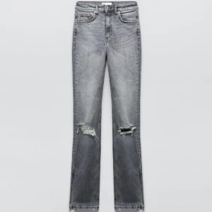 Gråa zara jeans💓 - Säljer dessa fina zara jeans då de inte längre passar💞 de har slits och sitter bekvämt🫶🏼