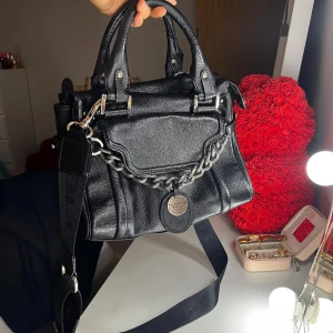 Handväska i läder från Tosca Blu - Så snygg liten handväska i äkta läder från märket Tosca Blu, nypris 1500kr. Den har flera fack inuti plus dragkedja, materialet inne är i mocka. Den är i mycket bra skick! Axelremsband som kan tas av. Den har vikt i sig och känns väldigt lyxig!✨🌸