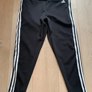 Träningstights från Adidas - Träningstights från Adidas i nyskick. Högmidja