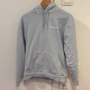 Scotch & soda hoodie - Tjena säljer nu en Scotch & soda hoodie Skicket är 7/10 då den har blivit tvättat ett antal gånger men annars finns det inga tecken på slitage Nypris ca 1200 kr, mitt priss 349 kr