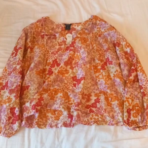 Blus från lindex - Jätte fin blus med blomigt mönster från lindex i storlek S. Blusen passar till alla till fällen och är i nyskick med lappen kvar som man kan se på bild 3 och 4. Den är köpt på rea för 104kr och endast provad!💗