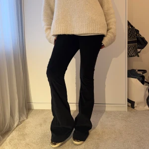 Manchester bootcut byxor - Bootcut byxor i manchester från hunkydory i storlek xs, 34cm över midjan o 85cm i innersöm🖤