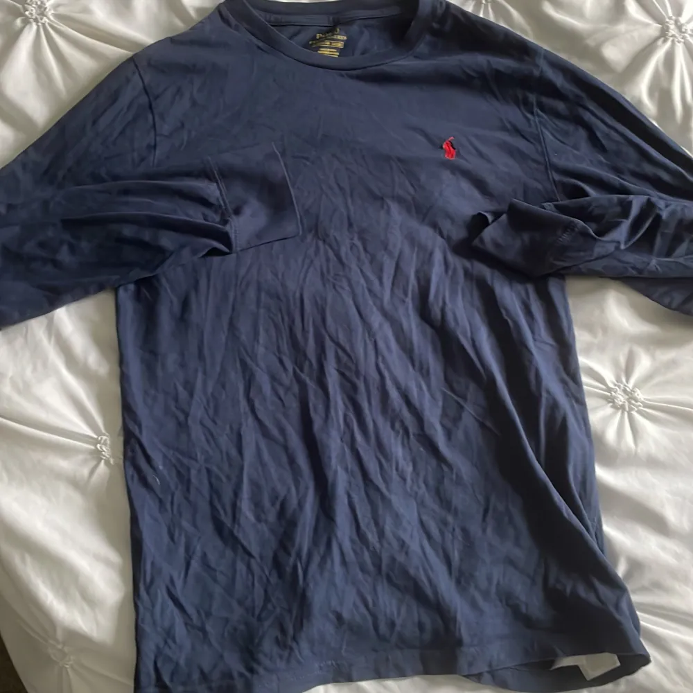 Hej säljer denna stilrena Ralph lauren sweatshirt för endast 229. Säljer denna billigt på grund av att den passar inte. Men absolut inget fel på tröjan utan i samma skick som när jag köpte den från Zalando.. Hoodies.