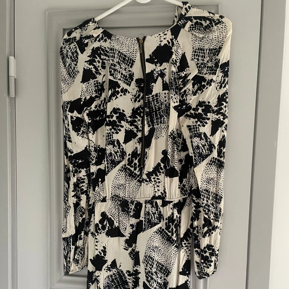 Svartvit mönstrad klänning från BikBok - 1