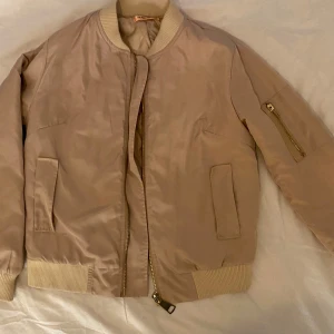 Bomberjacka - Fin guld/rose bomber jacka, bra till hösten/våren.🫶