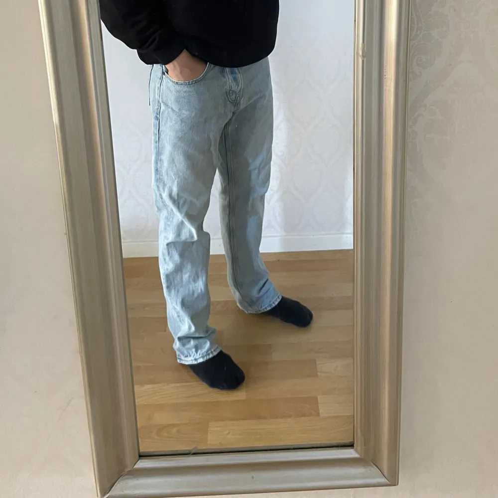 Tja, säljer ett par zara jeans i storlek 38 från zaras hemsida. 10/10 skick. Jeans & Byxor.