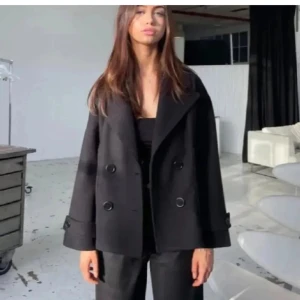 Design by sí kappa - Jätte fin kappa som inte kommer till användning längre, den är använd och lite nopprig, skriv för mer info och bilder vin intresse!💞