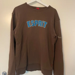 Vintage sweater - Mörkbrun vintage Esprit sweater 🤎 Tyvärr har en stor del av trycket på armen lossnat men annars inga defekter 