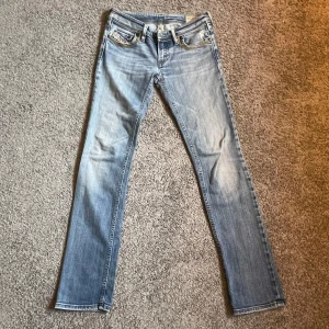 Diesel jeans! - Skitsnygga jeans från DIESEL!! Aldrig använt men är köpta på Vinted, de är för små för mig så jag säljer nu vidare, de är i fint skick! De är i W25/L32, lågmidajde och raka i benen, och har även supercoola detaljer på bakfickorna! Skriv vid frågor!💗🤗