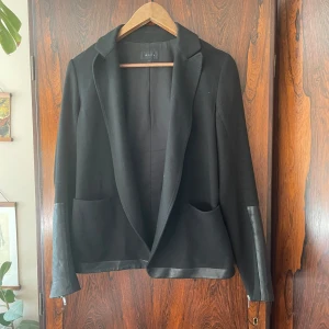 Kavaj med skinndetalj, Theory - Kavaj med detaljer i äkta skinn. Fint begagnat skick utan något att anmärka på.