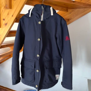 Tre torn jacka - Bra skicka använd 2 gånger köpte den för 4000.