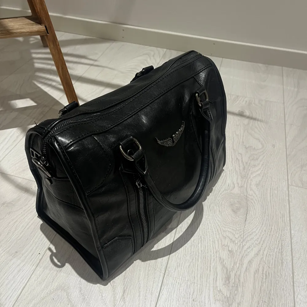 Super fin stor zadig liknande väska som tyvärr inte kommit till användning, helt ny och oanvänd 💞 den är stor med plats för mycket inuti, bredd ca 18-19cm, längd 34cm, höjd 25cm. använd köp nu💞. Laukut & Käsilaukut.