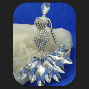 Brosch - Dam / Sjöjungfru i silver - Den här broschen i form av en dam / sjöjungfru är ca 7 × 5 cm, oanvänd. ✨️Titta igenom alla mina upplagda och köp fler saker i bundle för att spara på frakten och få allt du köpt i ett och samma paket✨️