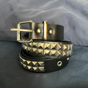 Bälte med nitar - Bälte med nitar, cirka 106 cm 💗 Köpt från Shein. Inga defekter 💕