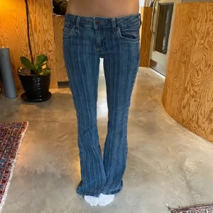 Sjukt snygga Urban Outfitters jeans - Säljer dessa sjukt snygga och slutsålda jeans från Urban outfitters . De är verkligen så snygga och väldigt svåra att få tag i, så är lite osäker om jag vill sälja. Jätte eftertraktade!💕